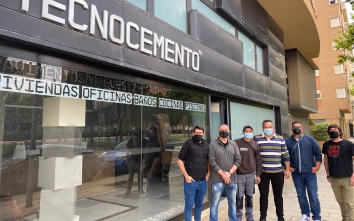 Grupo de participantes de un curso de aplicación frente a la sede de TECNOCEMENTO