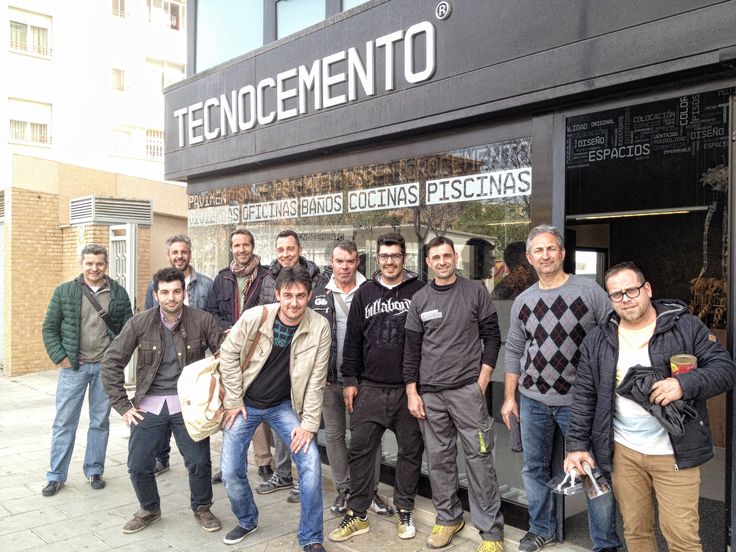 Grupo de participantes de un curso frente a las instalaciones de TECNOCEMENTO en Elda