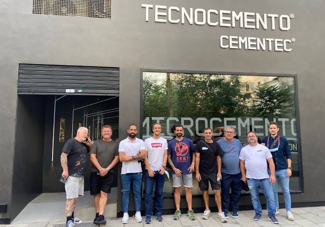 Grupo de profesionales delante de las instalaciones de TECNOCEMENTO y CEMENTEC