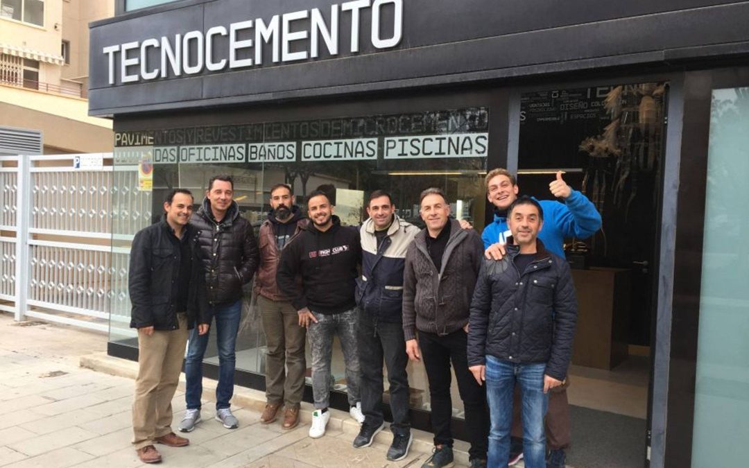 Participantes en una formación de microcemento junto a la entrada de TECNOCEMENTO